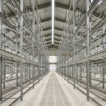 leeres Hochregallager, gebaut aus Stahlprofilen